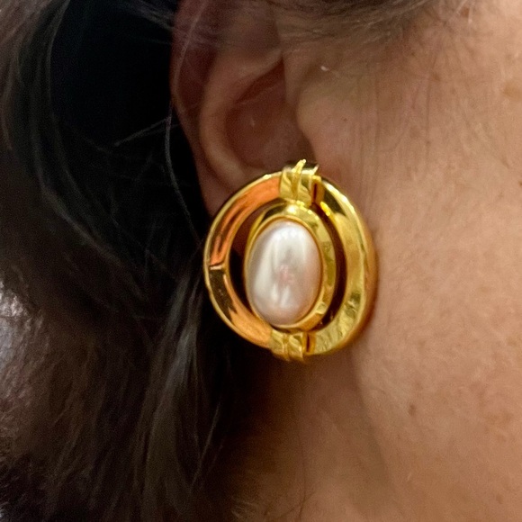 Jewelry - Gold Pearl Clip On Earrings